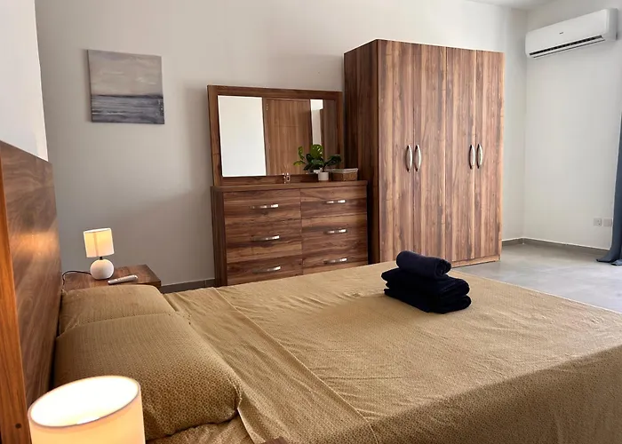 Qawra Penthouse - Spacious Sleeps 5