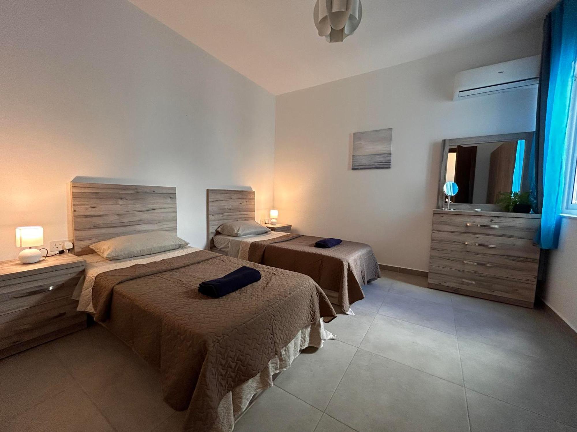 Qawra Penthouse - Spacious Sleeps 5 * St. Paul's Bay