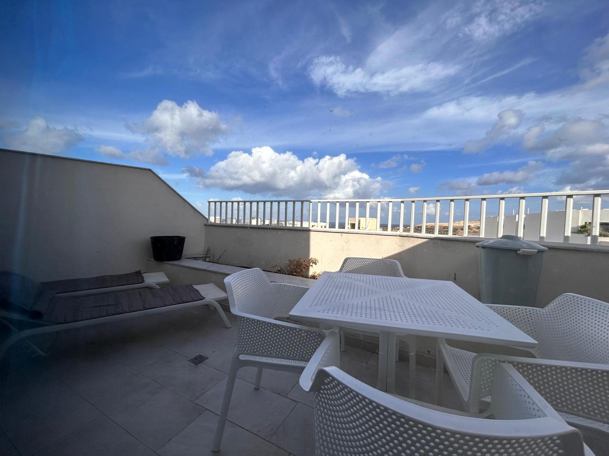 Qawra Penthouse - Spacious Sleeps 5 *