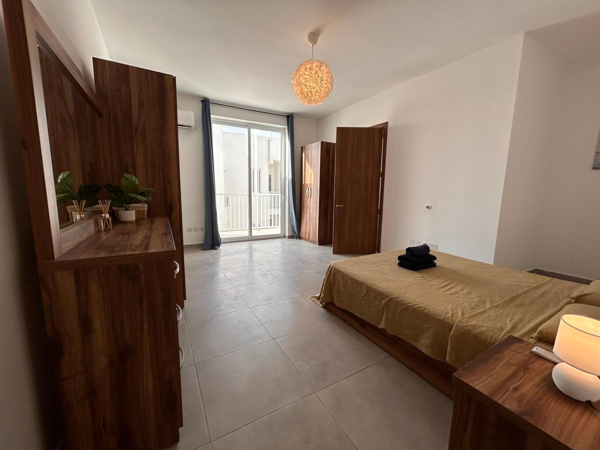 Qawra Penthouse - Spacious Sleeps 5 * St. Paul's Bay