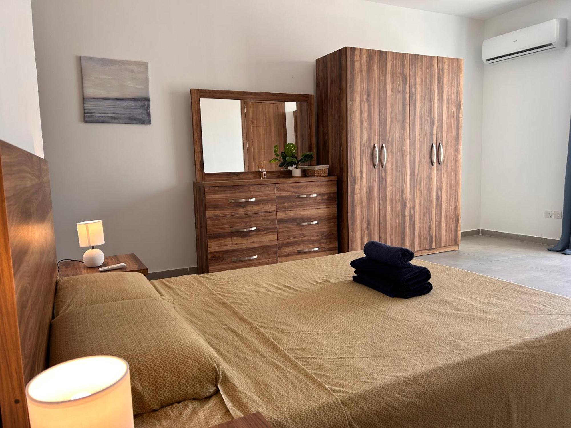 Qawra Penthouse - Spacious Sleeps 5 Apartment *