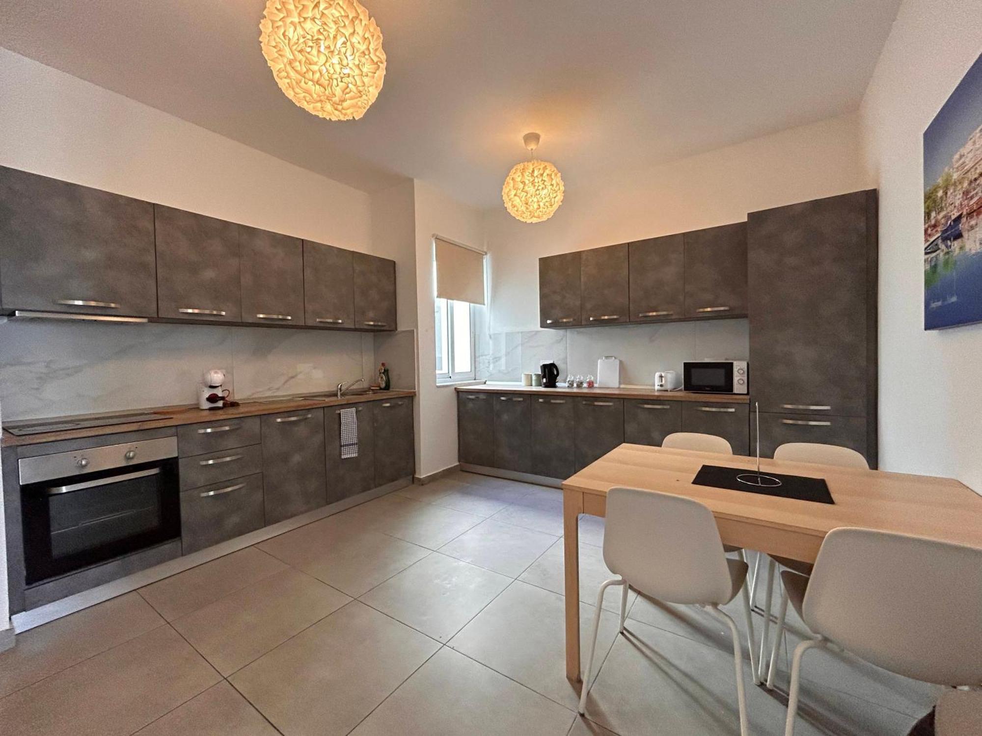 Qawra Penthouse - Spacious Sleeps 5 Apartment